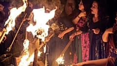 Chaharshanbe Suri, eski ateş festivali Pers yılının son Çarşamba günü düzenlenir