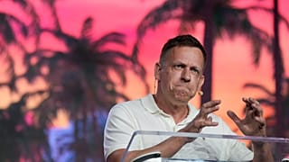 Peter Thiel, cofondatore di PayPal e Palantir, tiene un discorso alla Bitcoin Conference a Miami Beach, in Florida (7 aprile 2022)