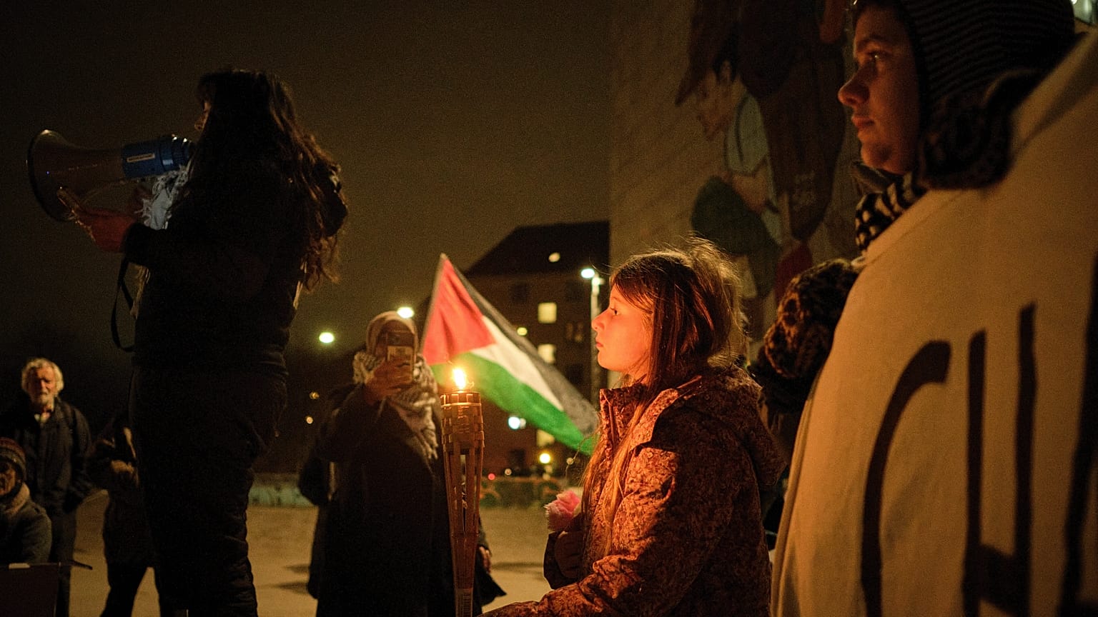 شارك يهود في مسيرة السلام العادل بمناسبة عيد الأنوار (حانوكا) في ساحة فلسطين في كوبنهاغن، الدنمارك، يوم الأحد 21 ديسمبر 2025. (بيلي رينك/ريتزاو سكانبيكس عبر أسوشيتد برس)