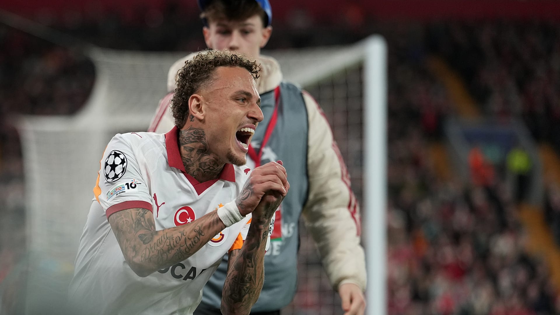 Galatasaray'ın futbolcusu Noa Lang, Liverpool ile oynanan UEFA Şampiyonlar Ligi Son 16 turu rövanşında parmağından yaşadığı sakatlıkla sedyeyle saha kenarına taşındı.