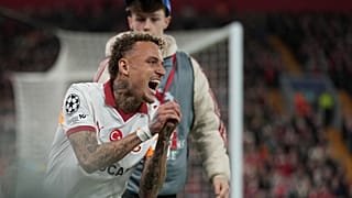 Galatasaray'ın futbolcusu Noa Lang, Liverpool ile oynanan UEFA Şampiyonlar Ligi Son 16 turu rövanşında parmağından yaşadığı sakatlıkla sedyeyle saha kenarına taşındı.