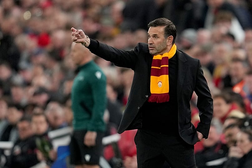 Galatasaray Teknik Direktörü Okan Buruk, Anfield Road'da saha kenarında takımını takip ederken, 18 Mart 2026
