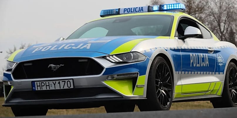 Kiedyś czerwony, dziś obklejony policyjnym logiem. Mustang GT został wcielony do floty w polskiej policji.