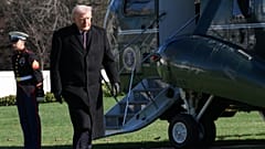 US-Präsident Donald Trump geht auf dem South Lawn spazieren, als er ins Weiße Haus zurückkehrt, Mittwoch, 18. März 2026, in Washington