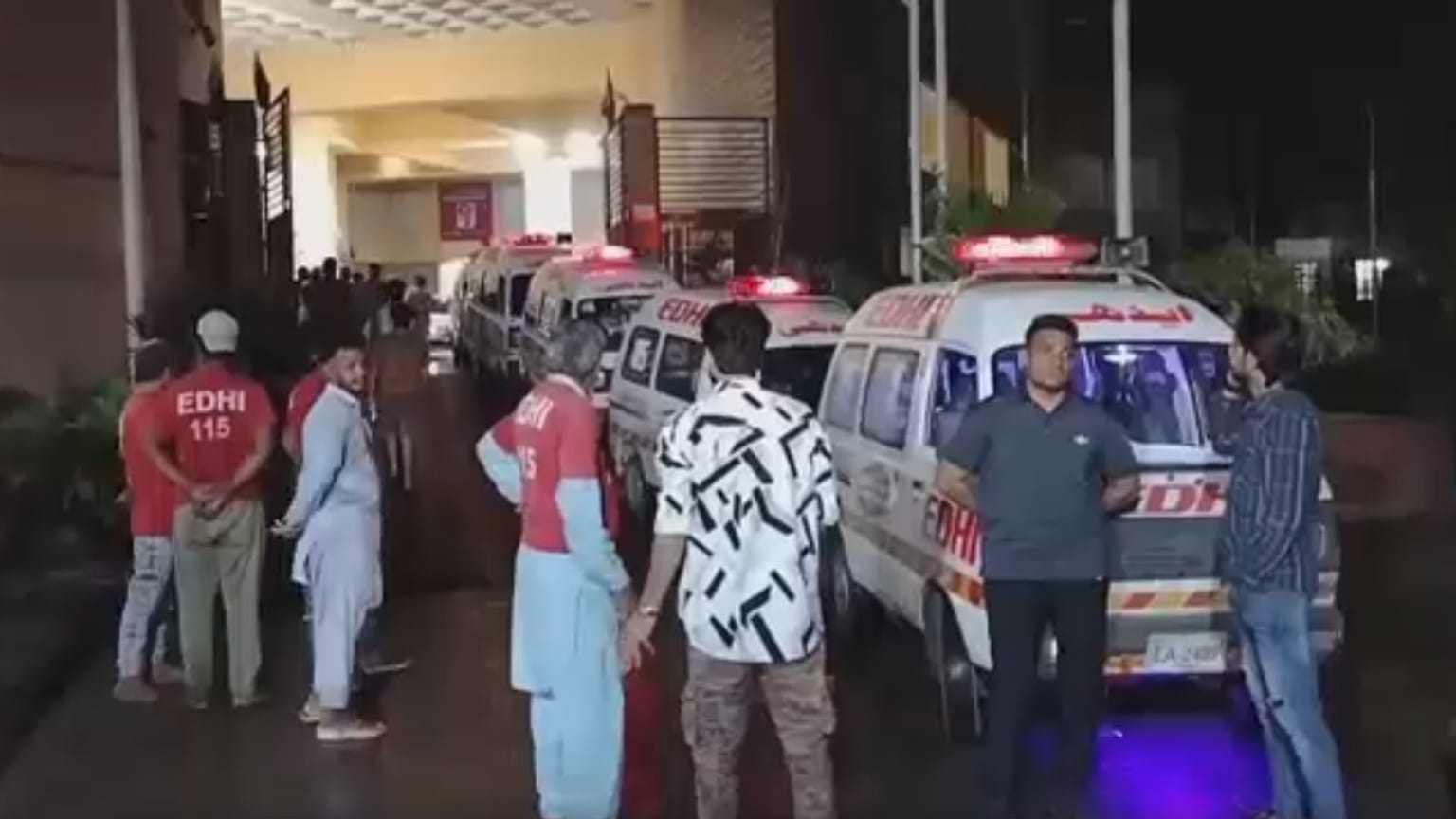 Mentősök dolgoznak Karacsiban