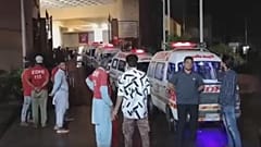 Soccorritori al lavoro a Karachi