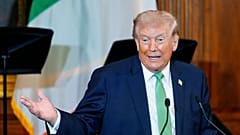 الرئيس دونالد ترامب يتحدث خلال مأدبة غداء لأصدقاء أيرلندا لرئيس الوزراء الأيرلندي مايكل مارتن في الولايات المتحدة. الكابيتول