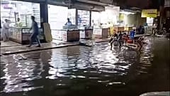 Karatschi: Nach Gewitter stehen Straßen unter Wasser