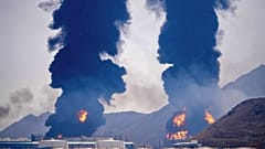 Rauch- und Feuersäulen steigen auf. Laut Behörden trafen Trümmer einer abgefangenen iranischen Drohne am Samstag eine Ölanlage in Fudschaira in den VAE.