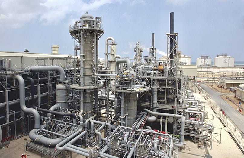 Uma instalação de produção de gás natural liquefeito na Ras Laffan Industrial City, no Qatar, um dos maiores polos de GNL do mundo.