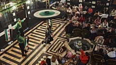 Dervisci eseguono una danza sufi in un ristorante durante uno spettacolo dopo l'iftar, la rottura del digiuno durante il mese sacro del Ramadan, nel quartiere storico di Damasco, in Siria, domenica 22 febbraio 2026.