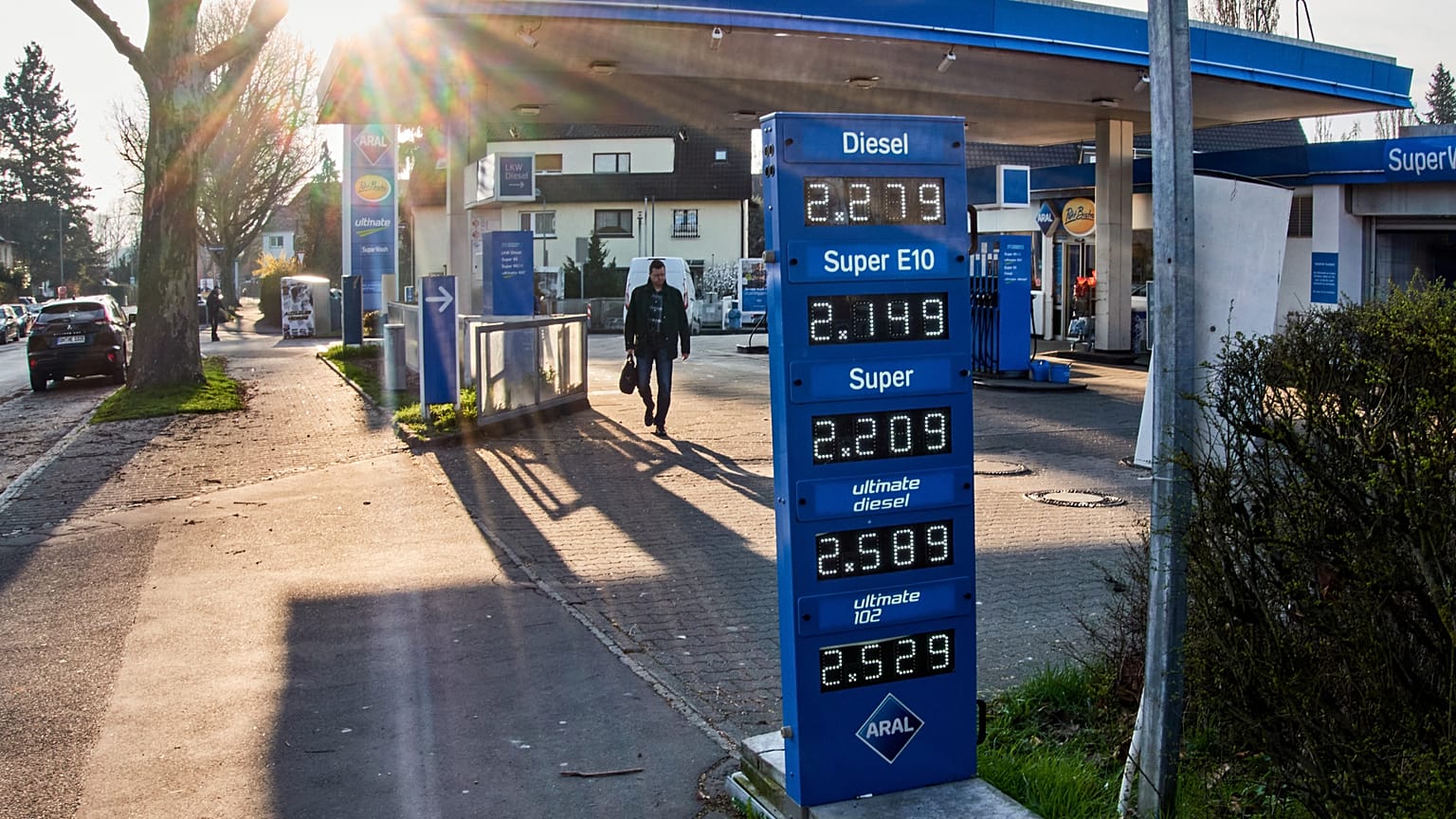 Benzinpreise: Was von einer Übergewinnsteuer wirklich bei den Verbrauchern ankommen würde