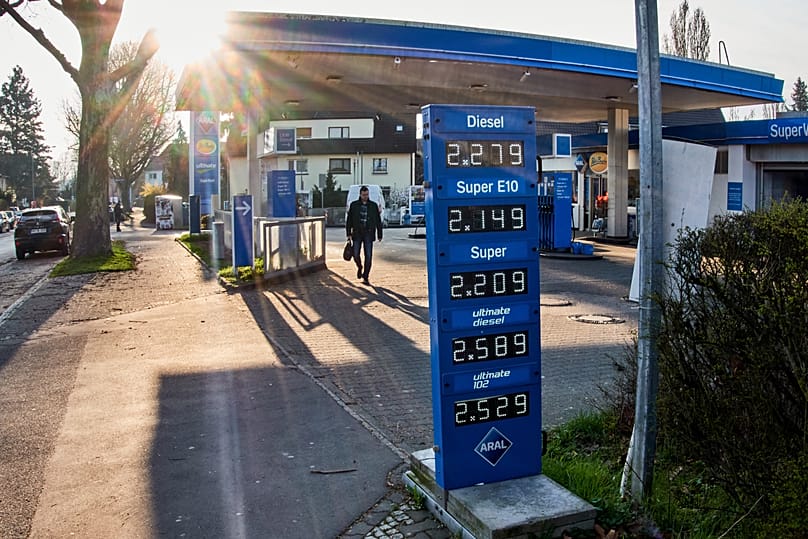 Les prix des carburants sont affichés dans une station-service à Francfort, en Allemagne, le jeudi 19 mars 2026