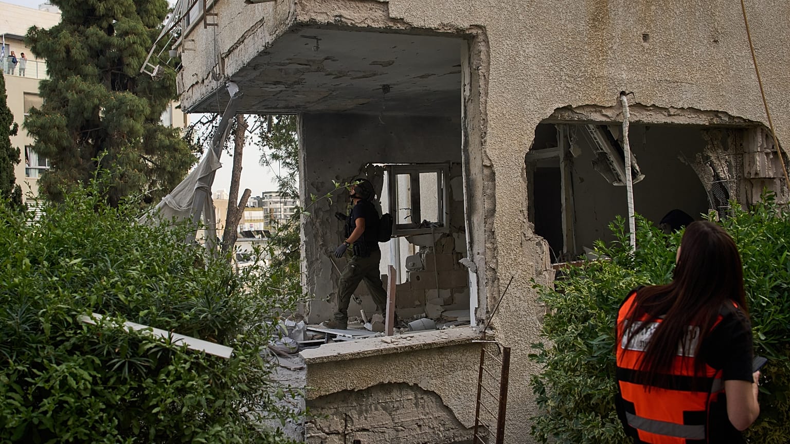 قوات الأمن الإسرائيلية تتفقد مبنى سكنيا أصيب بصاروخ إيراني في رمات غان بإسرائيل