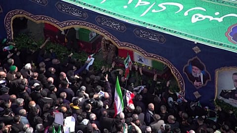 Menschenmengen versammeln sich am Enghelab-Platz beim Trauerzug für Sicherheitschef Ali Larijani, Basidsch-Kommandeur Gholamreza Soleimani und getötete Seeleute.