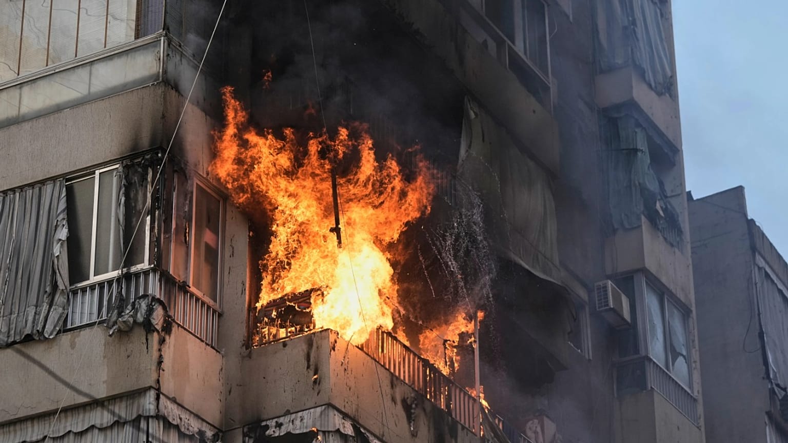Beyrut'ta İsrail saldırısında hedef alınan bir konut.