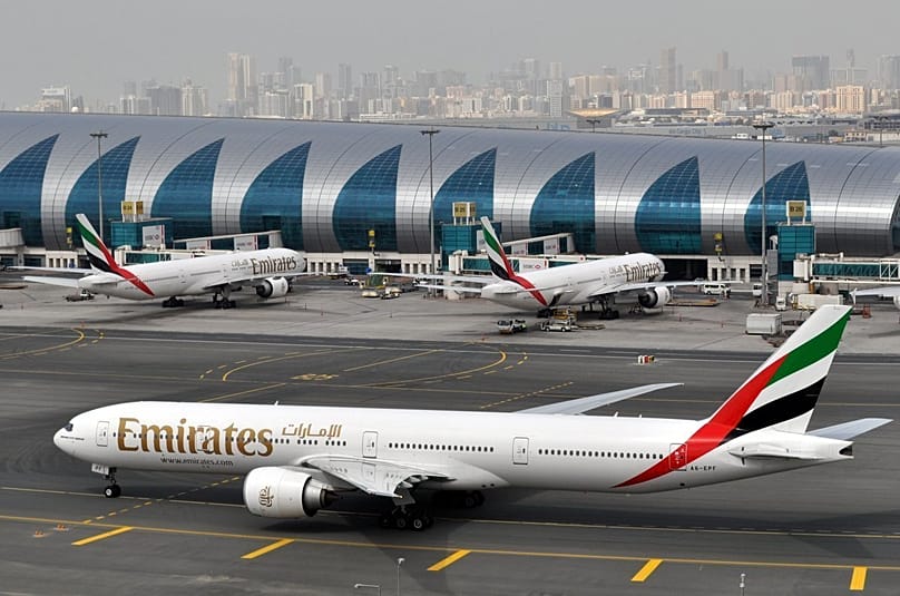 Un avion d'Emirates roule vers une porte d'embarquement à l'aéroport international de Dubaï