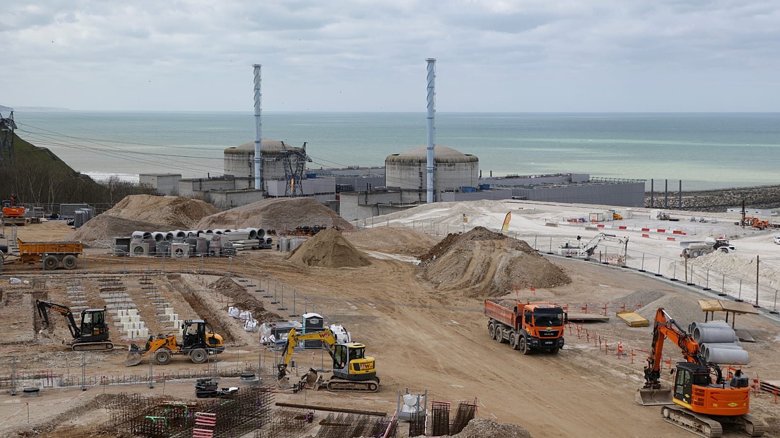 Vista do estaleiro de construção dos novos reatores EPR2 na central nuclear de Penly, em Petit-Caux, França. 12 de março de 2026
