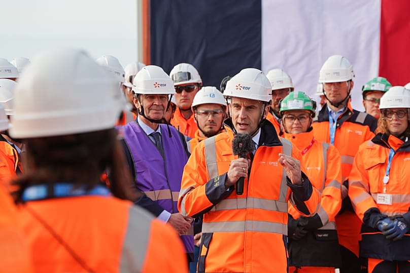 Emmanuel Macron fala durante uma visita ao estaleiro de construção dos novos reatores EPR2 na central nuclear de Penly, em Petit-Caux, França, 12 de março de 2026