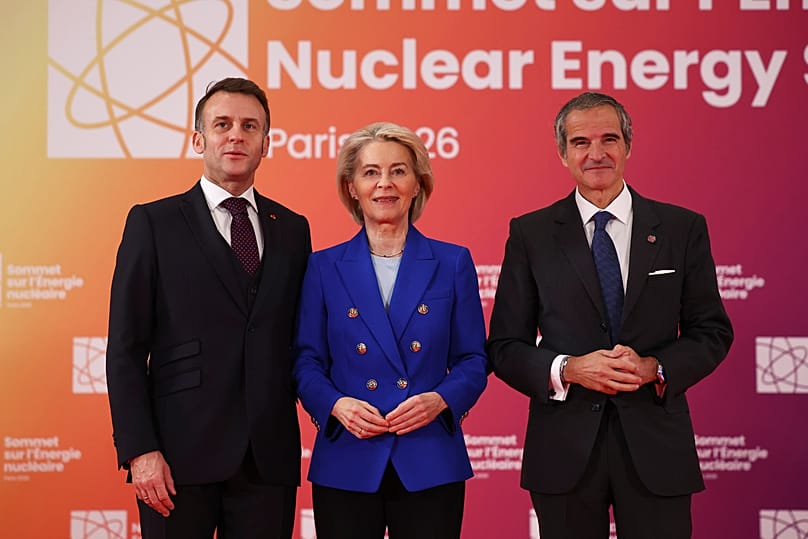 Emmanuel Macron, Ursula von der Leyen e Rafael Grossi participam na Cimeira da Energia Nuclear da AIEA, em Paris, 10 de março de 2026