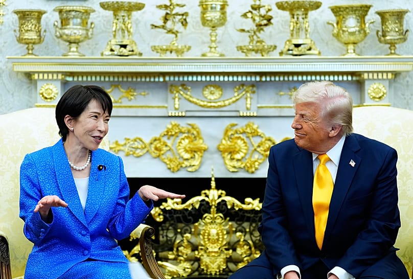 O presidente dos EUA, Donald Trump, conversa com a primeira-ministra japonesa, Sanae Takaichi, no Salão Oval, 19 de março de 2026