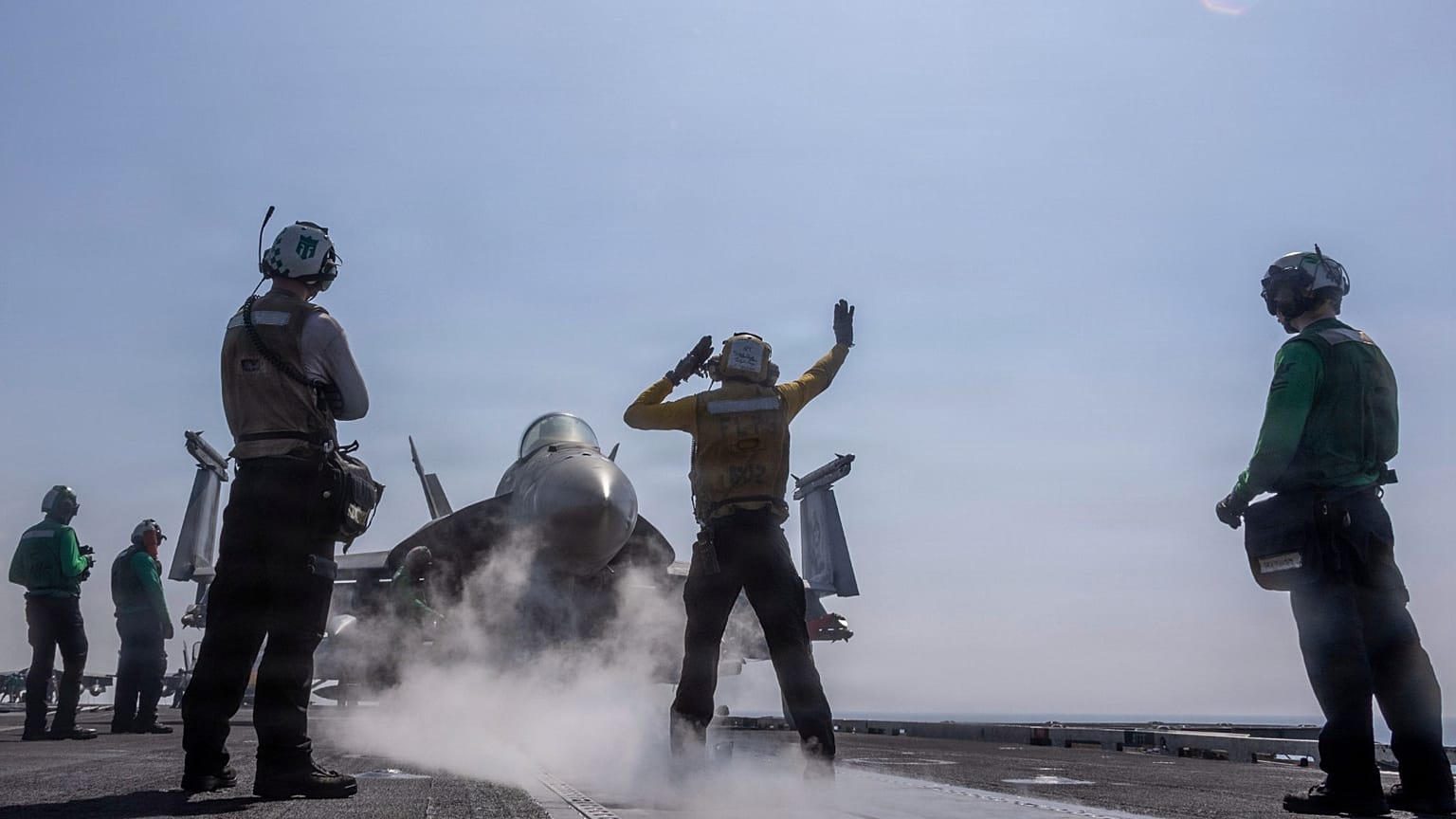 طائرة من طراز F/A-18E Super Hornet تستعد للانطلاق من سطح الطائرة لحاملة الطائرات من فئة نيميتز يو إس إس أبراهام لينكولن (CVN 72) لدعم عملية Epic Fury، يوم السبت 28 فبراير 2026