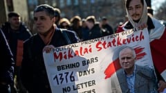 Una manifestazione di protesta a favore dei prigionieri politici davanti all'ambasciata bielorussa a Vilnius, l'8 marzo 2024