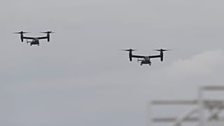 طائرتان من طراز MV-22 Osprey تابعتان لقوات مشاة البحرية تصلان للهبوط في مطار ميامي الدولي قبل زيارة رئاسية يوم الأربعاء 22 أبريل 2015 في ميامي