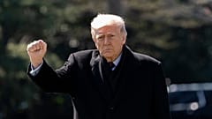 الرئيس دونالد ترامب يلوح بقبضته أثناء سيره للمغادرة على متن مارين وان من الحديقة الجنوبية للبيت الأبيض.