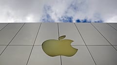 ARCHIV: Auf diesem Foto vom 19. Oktober 2009 ist das Apple-Logo an einem Apple Store in San Francisco zu sehen.