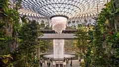 Vortice di pioggia gioiello all'aeroporto Changi di Singapore