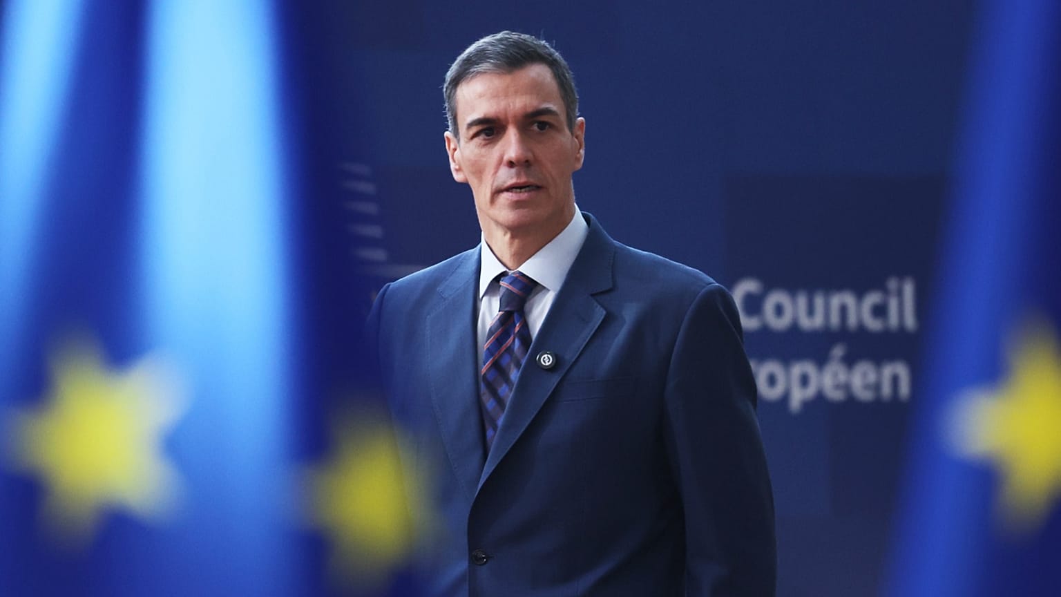 El presidente del Gobierno español, Pedro Sánchez, llega a la cumbre de la UE en el edificio del Consejo Europeo en Bruselas, el jueves 19 de marzo de 2026.