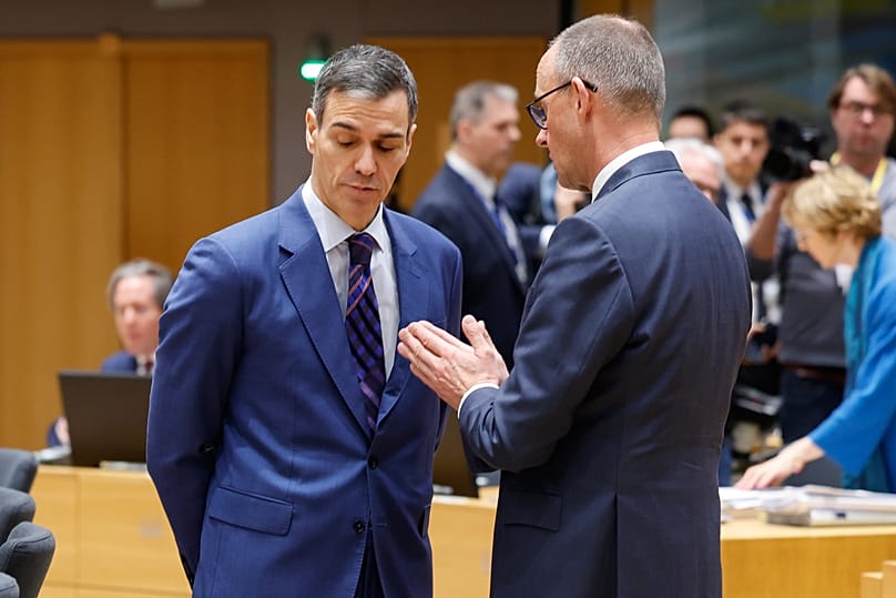 El canciller alemán Friedrich Merz, a la derecha, conversa con el presidente del Gobierno español, Pedro Sánchez, en la cumbre de la UE celebrada en Bruselas el 19 de marzo.