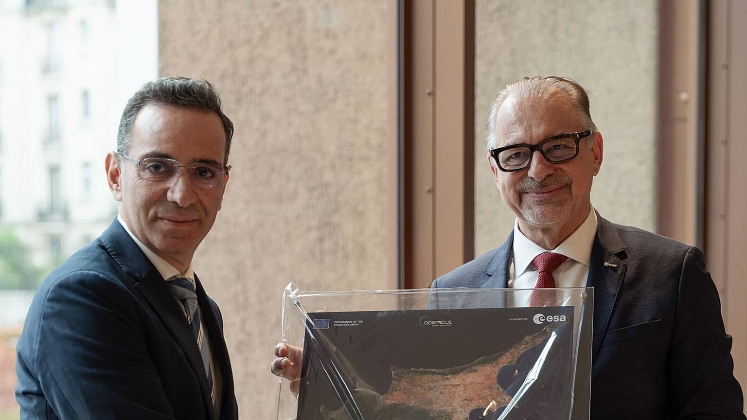 Josef Aschbacher, Director General de la ESA, con Nicodemus Damianou, Viceministro de Investigación, Innovación y Política Digital de la República de Chipre