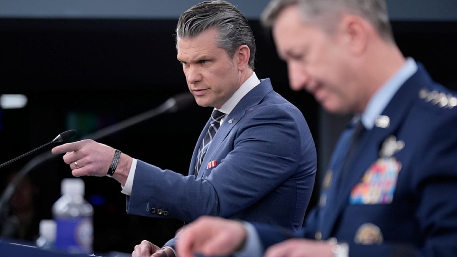 وزير الحرب الاميركي بيت هيغسيث ورئيس هيئة الأركان المشتركة الجنرال دان كين خلال مؤتمر صحفي في البنتاغون بواشنطن، يوم الخميس 19 مارس 2026.