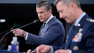 وزير الحرب الاميركي بيت هيغسيث ورئيس هيئة الأركان المشتركة الجنرال دان كين خلال مؤتمر صحفي في البنتاغون بواشنطن، يوم الخميس 19 مارس 2026.