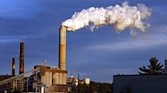 Auf dieser Archivaufnahme vom Dienstag, 20. Januar 2015, steigt eine Dampfwolke aus dem kohlebefeuerten Kraftwerk Merrimack Station in Bow, New Hampshire auf.