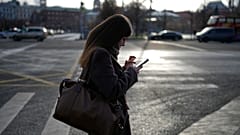 Archivio: una ragazza cerca invano una connessione, centro di Mosca, novembre 2025.