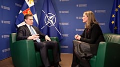 Shona Murray avec le ministre finlandais de la Défense Antti Häkkänen