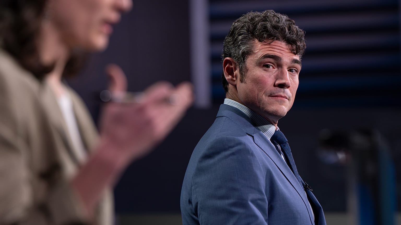 جو كينت، على اليمين، ينظر إلى النائبة ماري غلوسينكامب بيريز، ديمقراطية من واشنطن، 