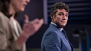 جو كينت، على اليمين، ينظر إلى النائبة ماري غلوسينكامب بيريز، ديمقراطية من واشنطن، 