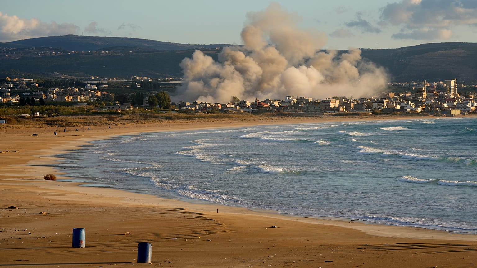 تصاعد الدخان جراء غارات إسرائيلية قرب مخيم رشيدية في صور، 26 نوفمبر/تشرين الثاني 2024.