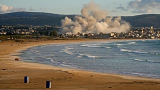 تصاعد الدخان جراء غارات إسرائيلية قرب مخيم رشيدية في صور، 26 نوفمبر/تشرين الثاني 2024.