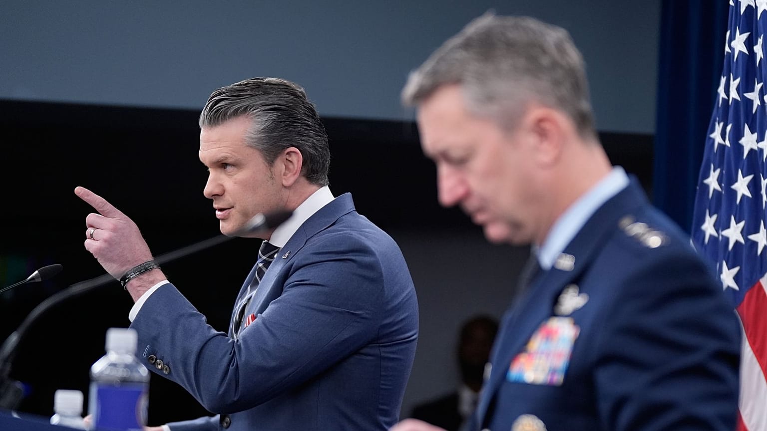 پیت هگست، وزیر دفاع آمریکا در کنار ژنرال دن کین، رئیس ستاد مشترک ارتش، ۱۹ مارس ۲۰۲۶
