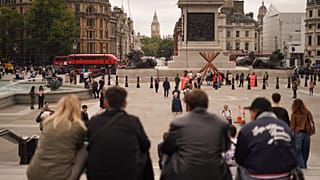 برج إليزابيث يظهر من ميدان ترافالغار بينما يجلس الناس على الدرج، في لندن، الخميس 18 سبتمبر 2025.