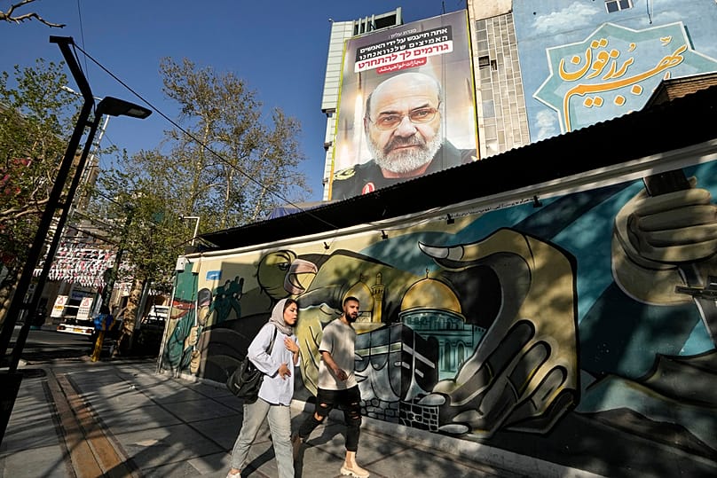 صورة الجنرال الراحل محمد رضا زاهدي في ساحة فلسطين بوسط طهران، إيران، الأربعاء 3 أبريل/نيسان 2024. 