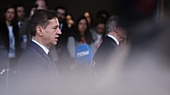 O primeiro-ministro da Eslovénia, Robert Golob, fala com os meios de comunicação social no edifício do Conselho Europeu em Bruxelas, 19 de março de 2026