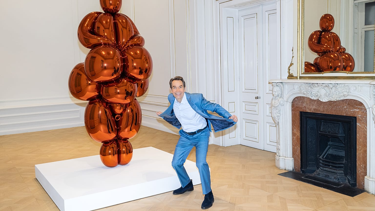O Jeff Koons με το έργο του Balloon Venus Lespugue (Orange) στο Μουσείο Κυκλαδικής Τέχνης