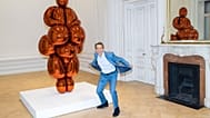 O Jeff Koons με το έργο του Balloon Venus Lespugue (Orange) στο Μουσείο Κυκλαδικής Τέχνης