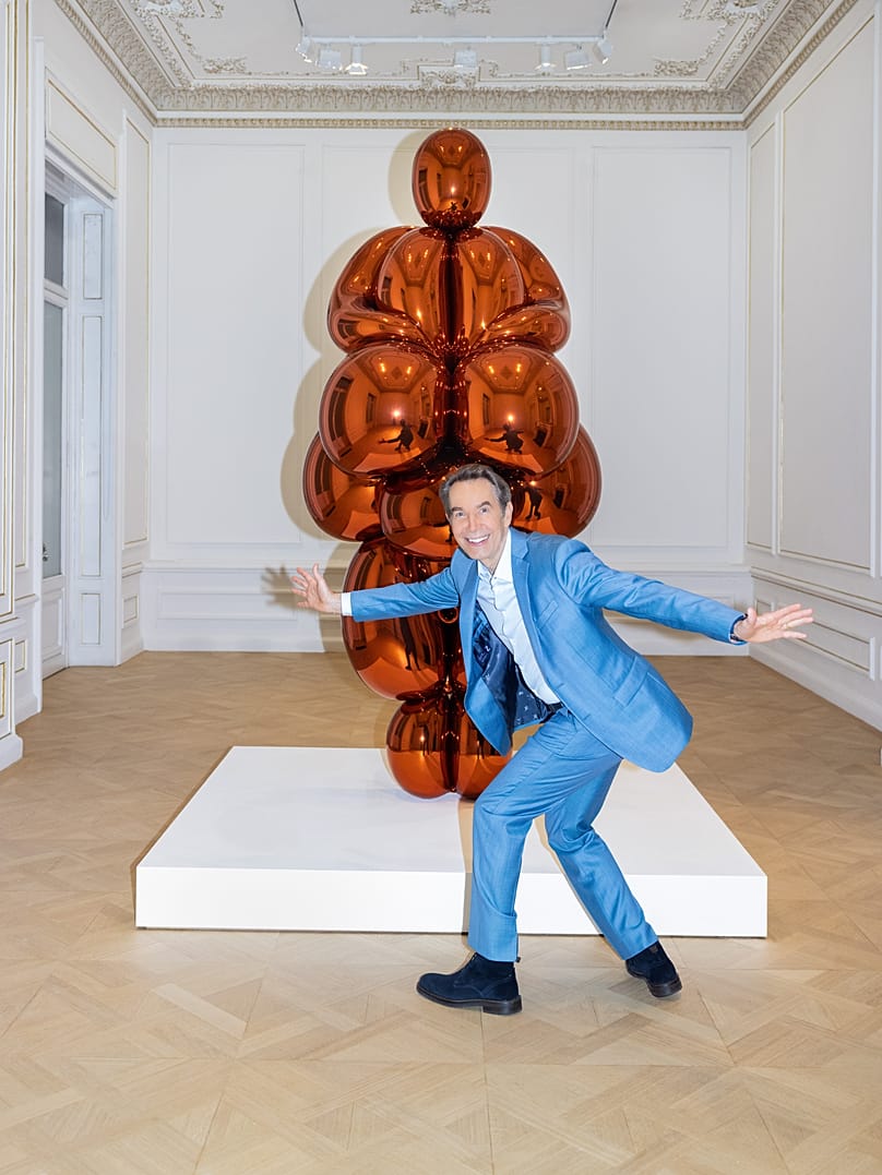 O Jeff Koons με το έργο του Balloon Venus Lespugue (Orange) στο Μουσείο Κυκλαδικής Τέχνης